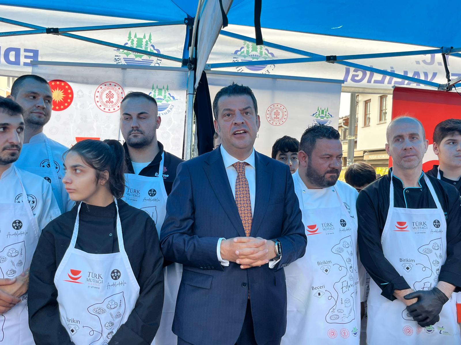 Edirne’de Türk Mutfağı Haftası kapsamında Saraçlar Caddesi’nde vatandaşlara şerbet, helva, keşkek ve mantı ikram edildi. 